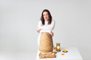 Pridna čebelica, čebelarka Urška iz Čebelarstva Urška Intihar