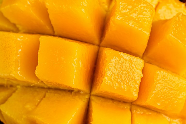 To je najboljši način, da narežemo sočen, zrel letalski mango